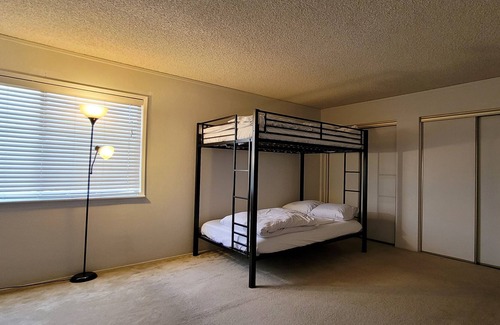 Ridgecrest House | Private Room [#1] - Queen Bed - Solo Travelers