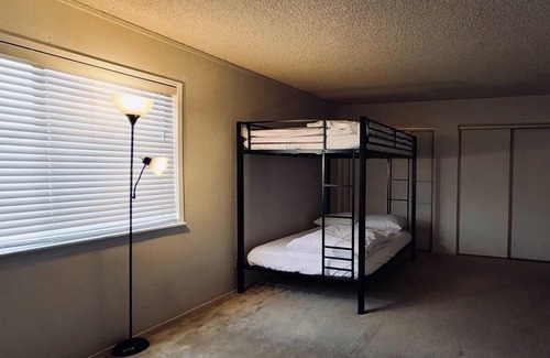 Ridgecrest House | Private Room [#1] - Queen Bed - Solo Travelers