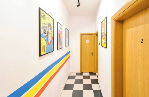 Sofia City Center Apartment | Private Room | AC | Netflix | Desk | Shared BTH