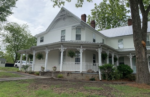 Cullman House | Private room and bathroom in the heart of Cullman.