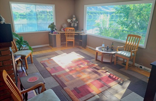 Valleyview House | Private Room at Riverfront House
