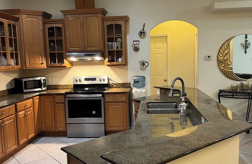 Town 'n' Country House | Private Room “B” with Shared Full Bathroom in Central Tampa