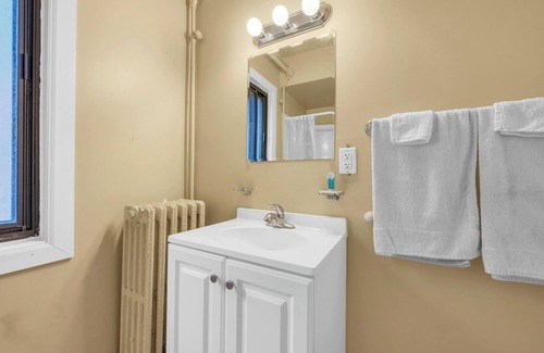 Riverview Apartment | Private Room & Bath Brownstown Near Detroit