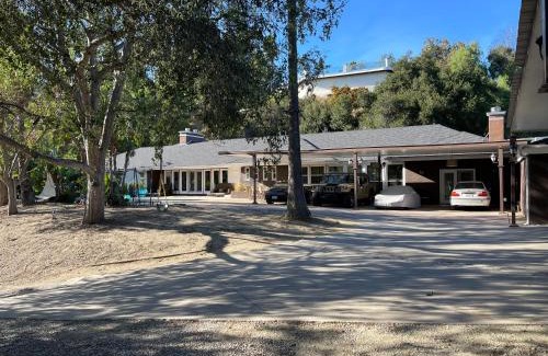 Encino House | Private Room Big Estate View Pool Oasis Women ONLY CONTACT B4 BOOKING