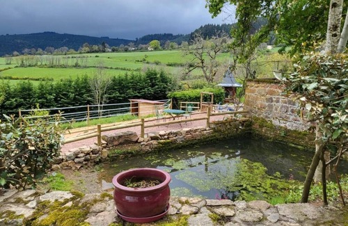 Saint-Just-d'Avray Bed & Breakfast | Private room with shower and washbasin