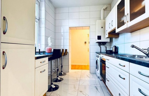 Liesing Apartment | Private Room in 3BR Apt Steps from Kaufpark