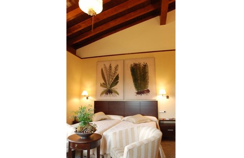Arbizu Apartment | Private room in charming rural hotel (3 people)