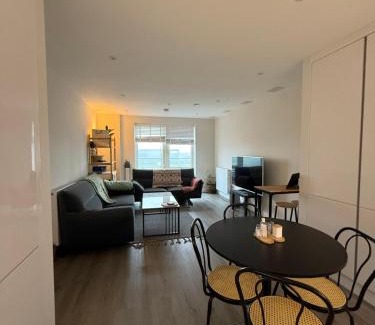 South Hornchurch Apartment | Private Room in Shared 3-Bedroom Apartment