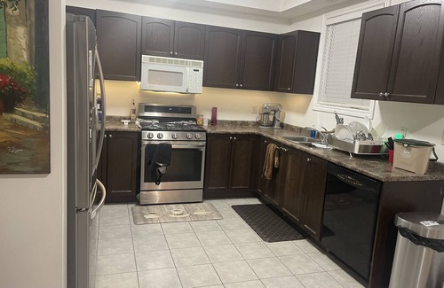 Barrie House | Private Room in South Barrie (For Females Only)