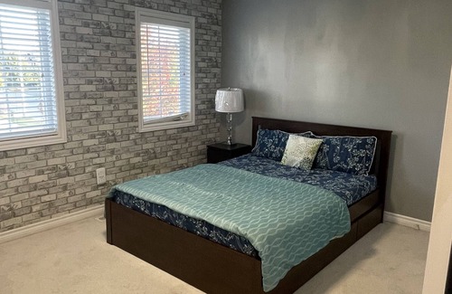 Barrie House | Private Room in South Barrie (For Females Only)