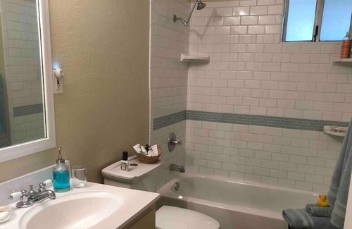 Auburn House | Private Room - Queen Bed, shared bathroom, spa, kitchen and living room