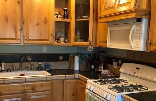 Auburn House | Private Room - Queen Bed, shared bathroom, spa, kitchen and living room