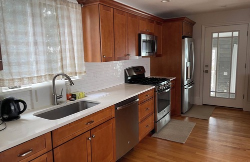 Everett House | Private room/shared 2 bathroom/full equipped kitchen/Free Parking/Close to T