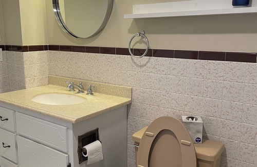 Everett House | Private room/shared 2 bathroom/full equipped kitchen/Free Parking/Close to T