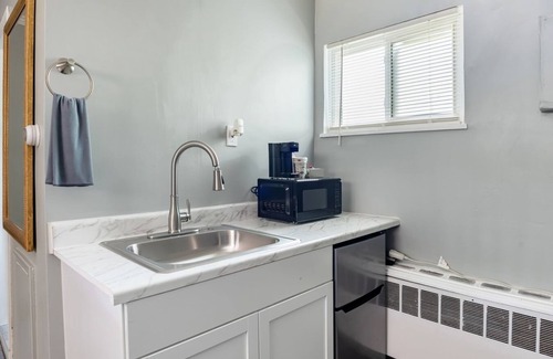 Riverview Apartment | Private Room w/Bath & Kitchen Access in Brownstown