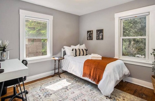 Vine House | Private Room w/twin bd, blackout curtains near WMU