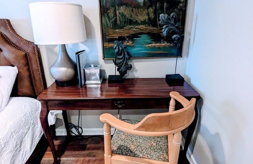 Buena Vista Hotel | Private room with a queen bed at The Town House Inn