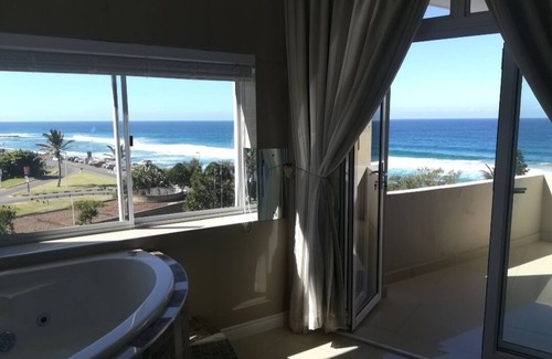 La Mercy Apartment | Private Room with a jacuzzi on the Beach!