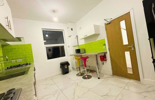 Aylesbury House | PRIVATE ROOMs In TOWN CENTRE FREE PARKING WIFI AND PATIO WITH AA STAY LTD