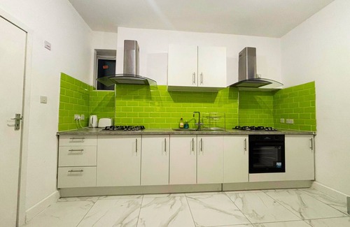 Aylesbury House | PRIVATE ROOMs In TOWN CENTRE FREE PARKING WIFI AND PATIO WITH AA STAY LTD