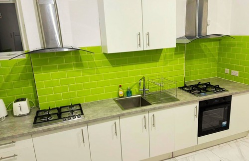Aylesbury House | PRIVATE ROOMs In TOWN CENTRE FREE PARKING WIFI AND PATIO WITH AA STAY LTD