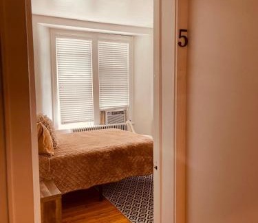 Schuylerville Apartment | Private Rooms in TownHouse w 2 Baths FQ Beds 1-3ppl