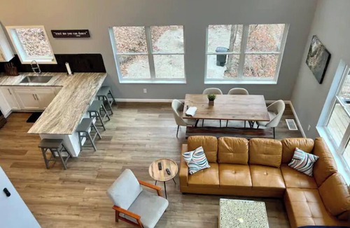 Stanton Cabin | Private RRG Retreat w/Hot Tub & Game Room