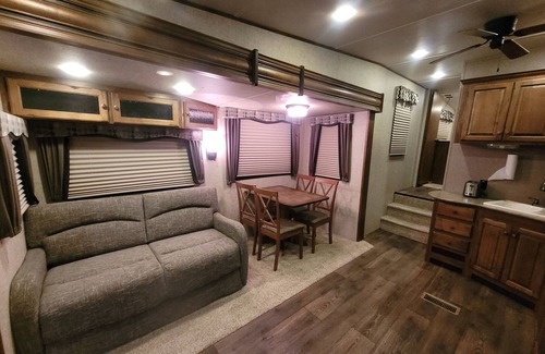 Wright House | Private Rustic Creekside RV+15 Min drive to Beach Fenced Parking Lot