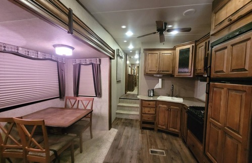 Wright House | Private Rustic Creekside RV+15 Min drive to Beach Fenced Parking Lot
