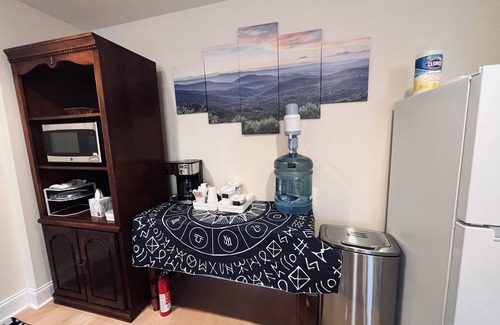 Cross Keys House | Private, safe, quiet, 2 bedrooms, spacious living room, kitchenette & study area