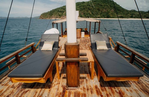 Labuan Bajo Boat Rental | Private Sailling Komodo Cruise Overnight Charter