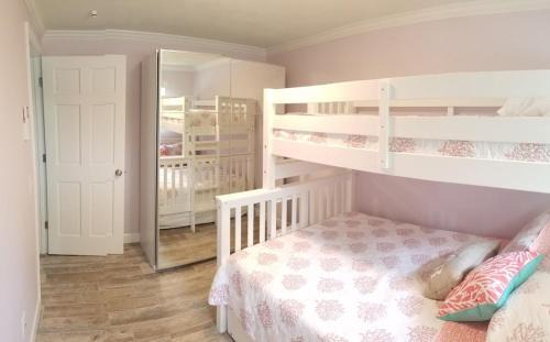 Oak Harbor House | Private Sand Beach Cottage - Sleeps 10
