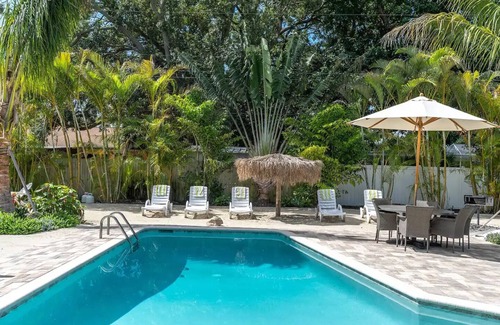 Bradenton House | Private Sandy backyard resort like-10 mins from beach! Heated pool 0 extra cost