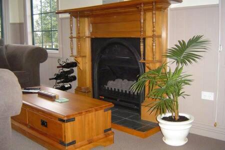 Ahuriri Flat House | Private seaside couples hideaway