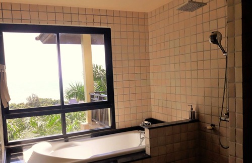 Ko Lanta Villa | Private seaview villa with infinity pool, amazing sunsets, 6 mins walk to beach.