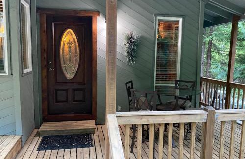 Enumclaw Ski Chalet | Private Secluded 3 BR Cabin near Mt Rainier, Sunrise & Crystal Mt Hiking