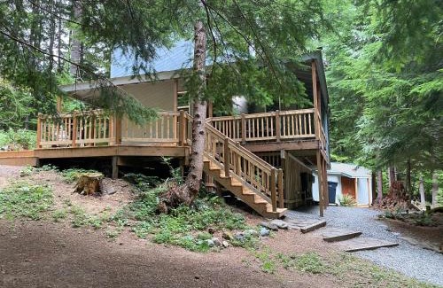 Enumclaw Ski Chalet | Private Secluded 3 BR Cabin near Mt Rainier, Sunrise & Crystal Mt Hiking