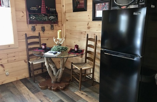 Bladensburg Cabin | Private Secluded Cabin w/hot tub
