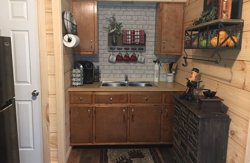 Bladensburg Cabin | Private Secluded Cabin w/hot tub