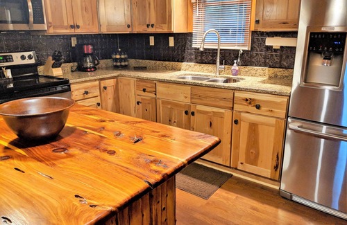 Louisa Cabin | Private & Secluded Yatesville Lake Cabin Rental, Lakeview, Wifi, Kayaks, Arcade!