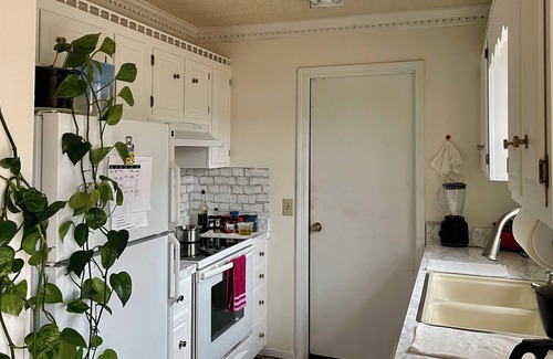 Four Corners House | Private Single room next to Airport and Lake