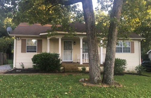 Four Corners House | Private Single room next to Airport and Lake