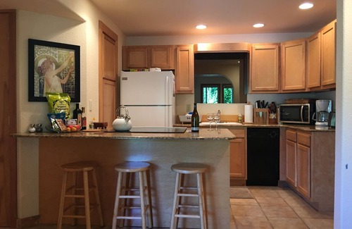Corvallis House | Private, spacious, 2 bedroom, 1 bath, full kitchen, peaceful garden close to OSU