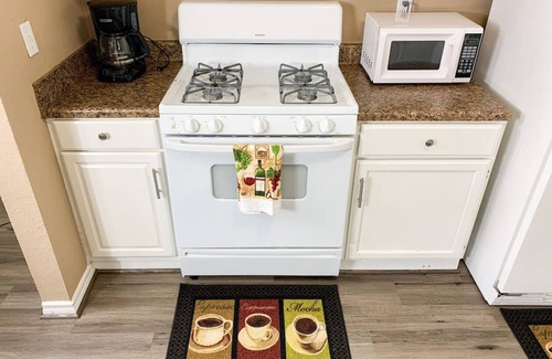 Houston House | Private Spacious 3 Bedroom/12miles IAH