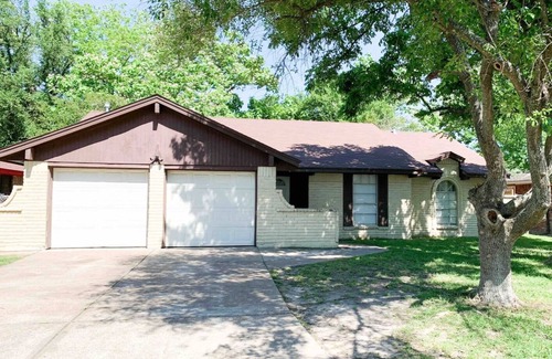Houston House | Private Spacious 3 Bedroom/12miles IAH