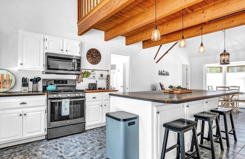 North Conway House | Private & Spacious 4BR - Firepit Area, AC, Games, Kids Loft, and Next to Trails!