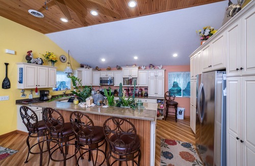 Cloverdale Cottage | Private spacious beach retreat on Wall Lake.