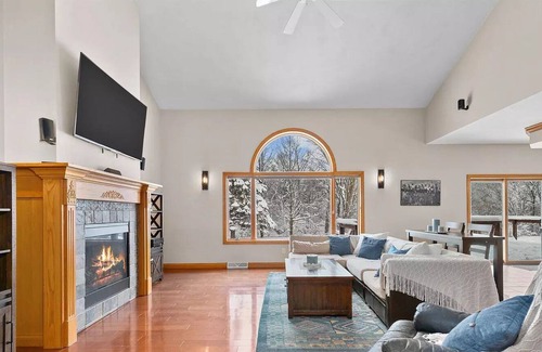 Neenah House | Private, spacious home, minutes from EAA