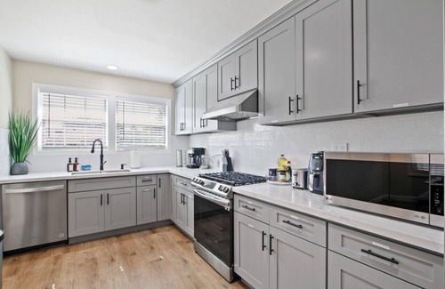Valle Lindo House | Private, Spacious Home minutes away from Ontario Airport with Parking