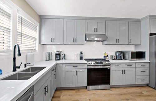 Valle Lindo House | Private, Spacious Home minutes away from Ontario Airport with Parking